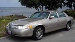 1998-2002 Lincoln Town Car Signature Series with visible design changes.