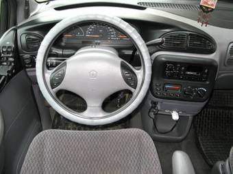 2000 Chrysler Voyager Pictures