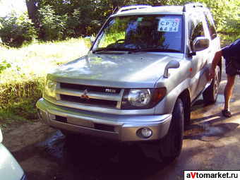 1998 Mitsubishi Pajero Pictures