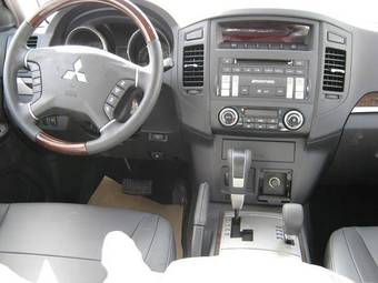 2009 Mitsubishi Pajero Photos