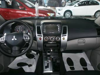 2011 Mitsubishi Pajero Sport Images