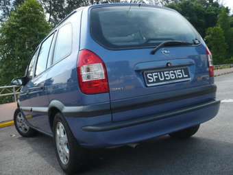 2004 Subaru Traviq Photos