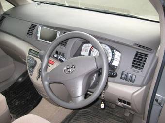 2005 Toyota Isis Images