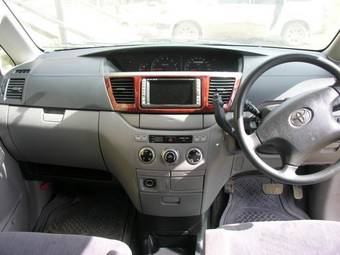 2002 Toyota Noah Pictures