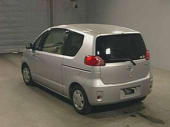 2005 Toyota Porte Pictures
