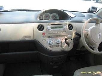 2003 Toyota Sienta Images