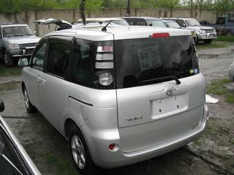 2009 Toyota Sienta Pictures