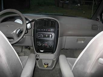 2004 Chrysler Voyager Pictures