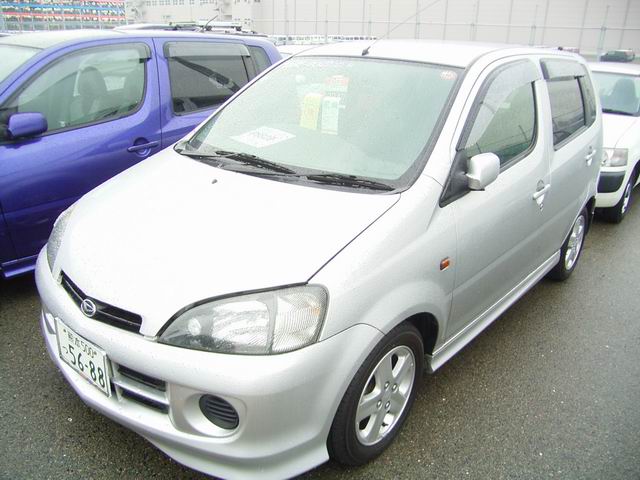 2000 Daihatsu YRV Photos