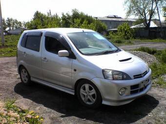2000 Daihatsu YRV Pics