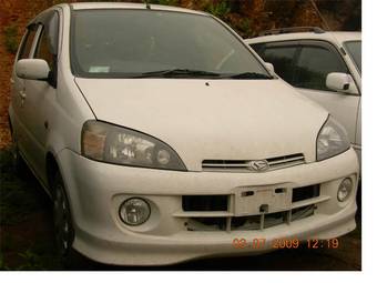 2000 Daihatsu YRV Pictures