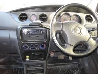 2001 Daihatsu YRV Pictures