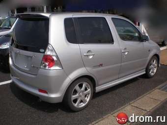 2002 Daihatsu YRV Images