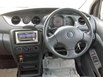 2002 Daihatsu YRV Images