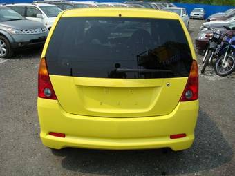 2002 Daihatsu YRV Images