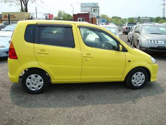 2002 Daihatsu YRV Pics