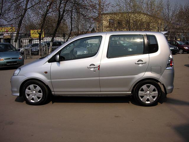 2003 Daihatsu YRV