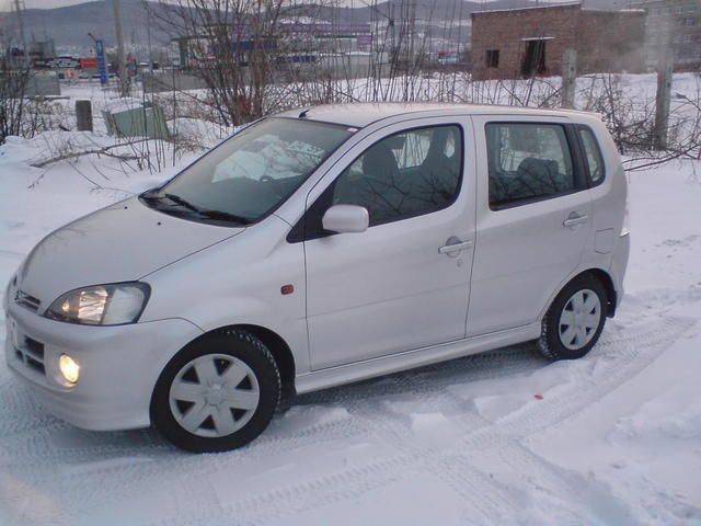 2003 Daihatsu YRV