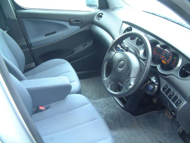 2003 Daihatsu YRV