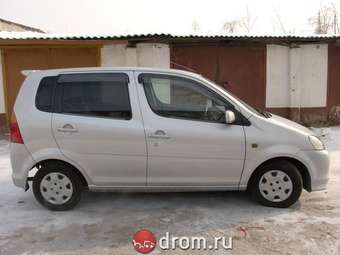 2003 Daihatsu YRV Photos