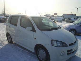 2003 Daihatsu YRV Pictures