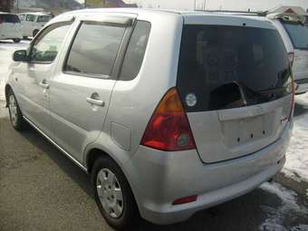 2004 Daihatsu YRV Pictures