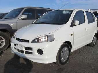 2004 Daihatsu YRV Pictures