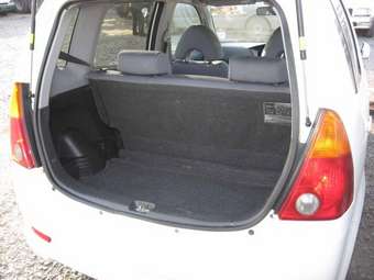 2004 Daihatsu YRV Photos