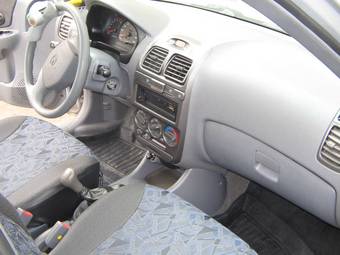 2005 Hyundai Accent Pictures