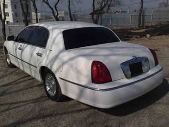 2002 Lincoln Town Car Photos