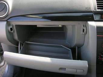 2005 Mazda Axela Pictures