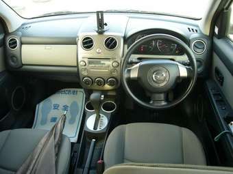 2004 Mazda Verisa Pics