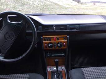 1993 Mercedes-Benz E-Class Pictures