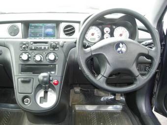 2004 Mitsubishi Airtrek Images