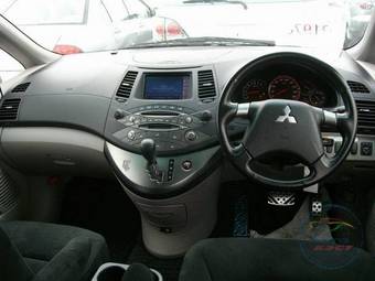 2005 Mitsubishi Chariot Grandis Pictures