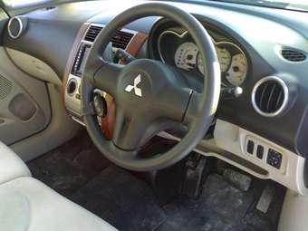 2004 Mitsubishi Colt Pictures