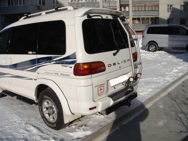 2000 Mitsubishi Delica