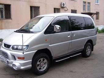 2002 Mitsubishi Delica Photos