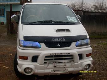 2002 Mitsubishi Delica Pictures