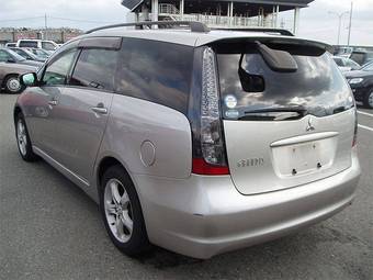 2003 Mitsubishi Grandis Pictures