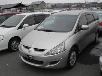 2003 Mitsubishi Grandis Photos