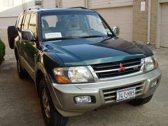 2002 Mitsubishi Montero Photos