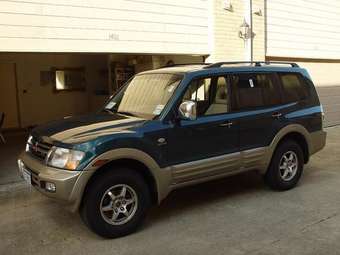 2002 Mitsubishi Montero Images