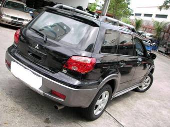 2004 Mitsubishi Outlander Photos