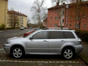 2005 Mitsubishi Outlander Photos