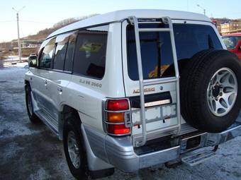 1997 Mitsubishi Pajero Pictures