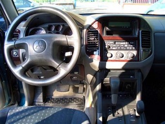 2000 Mitsubishi Pajero Pictures