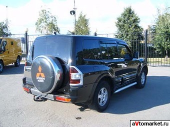 2000 Mitsubishi Pajero Pictures