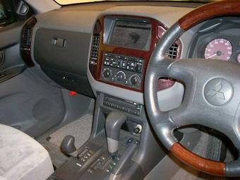 2000 Mitsubishi Pajero Pictures