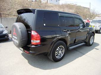 2000 Mitsubishi Pajero Pictures